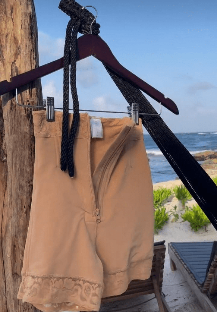 Short gainant taille haute à zip avant